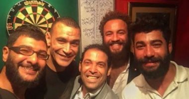 سعد الصغير ينشر صورة له مع الحضرى ويعلق: أتمنى التوفيق لمنتخب مصر