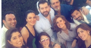 أيتن عامر تنشر صورة مع فنانين برفقة عمرو يوسف وكندة علوش
