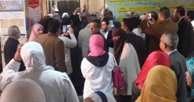 وقفة لأطباء وموظفى مستشفى طوخ بالقليوبية لرفض تطبيق نظام البصمة فى الحضور