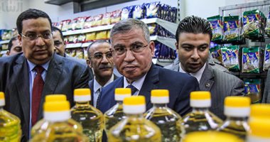 بالصور.. 5 رسائل من وزير التموين للمواطنين على هامش افتتاح فروع للمجمعات الاستهلاكية.. توفير السلع وضبط الأسعار أبرزها.. وسعى التجار لتوريد الأرز للوزارة بعد منع تهريبه.. ومواطن: السكر بيخلص بعد ساعة"