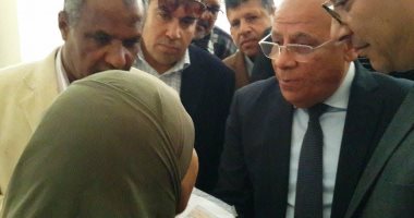 أهالى القابوطى ببورسعيد يشكون عتمة مساكنهم الجديدة لنائب وزير الإسكان