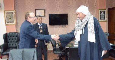 محافظ بني سويف يسقبل والد الشهيد رجب عاطف ويصرف مساعدة لأسرتة