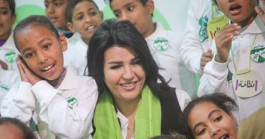 بالصور.. أهالى العوابد بالأقصر يستقبلون وفد "مصر الخير" ويهدون منى الشاذلى الورود