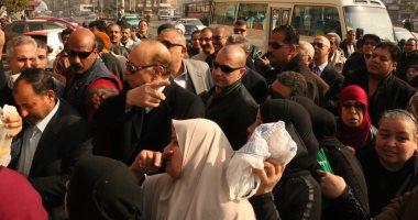محافظ القاهرة يتابع  القوافل التموينية المتحركة فى باب الشعرية