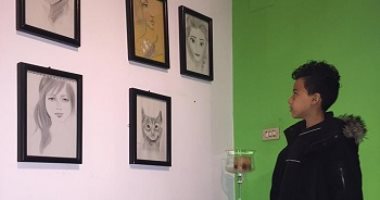 أول صور حصرية لرسم معاذ "فتى سلم المترو" بمعرض على الراوى قبل افتتاحه