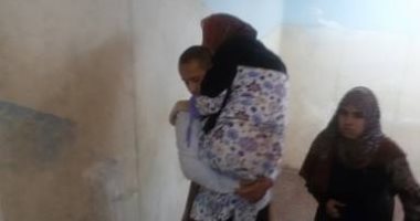 بالصور.. وسط إضراب العاملين بمستشفى فاقوس.. مواطن يحمل شقيقته بحثا عن طبيب