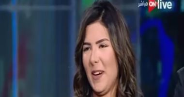 عمرو أديب مازحا مع مذيعة عمرها 19 عاما بـ ON live: "منتخب الناشئين"