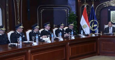 وزير الداخلية يهنئ مساعديه بعيد الشرطة ويؤكد: لا تهاون فى الخروج على القانون