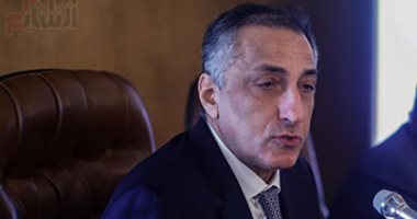 طارق عامر يصل مكتبه بالبنك المركزى بعد غياب أسبوعين بسبب عملية جراحية