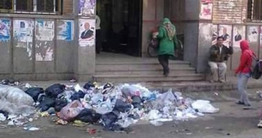 القمامة تحاصر واجهة العيادات الخارجية بمستشفى ميت غمر