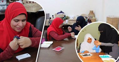 "صفاء" أسست أكاديمية لتدريب المكفوفين على الحرف اليدوية مجانا.. توفر الخامات وتعلمهم تصنيع الإكسسوارات النسائية وقطع الديكور ومشغولات البامبو.. والأكاديمية تتكفل بمواصلات غير القادرات لضمان تعليمهن