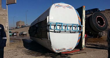 توقف حركة المرور بسبب انقلاب سيارة نقل محملة بـ46 طن زيت بالدائرى