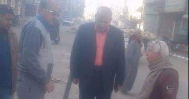 رئيس مدينة الباجور فى المنوفية يجازى المقصرين بالوحدات خلال جولة تفقدية