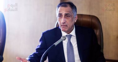 طارق عامر مازحا: "رجلى كويسة ومخى لسه كويس"
