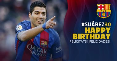 بالصور.. لاعبو برشلونة يحتفلون بعيد ميلاد سواريز الـ30 بأحد المطاعم
