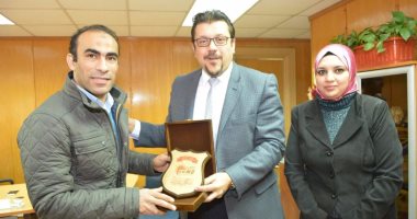 مدير أورام المنصورة يهدى سيد عبد الحفيظ درع المركز