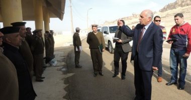 مدير أمن المنيا يتفقد مواقع شرطية ويضع إكليل الزهور على أرواح الشهداء  