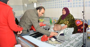 سيد عبد الحفيظ و محمد شوقى يزوران مرضى مستشفى الأورام بالمنصورة