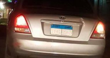 قائد سيارة يطمس الأرقام باللون الأبيض ويخفى معالمها فى زهراء مدينة نصر