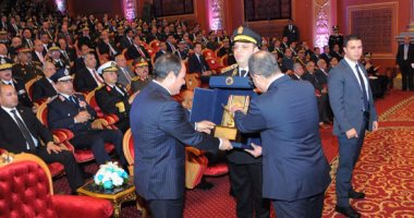 وزير الداخلية يقدم مجسما لـ"شعار الشرطة" للرئيس عبد الفتاح السيسي