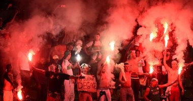 بالفيديو.. جماهير الجزائر تهاجم اللاعبين بالشماريخ بعد توديع أمم أفريقيا