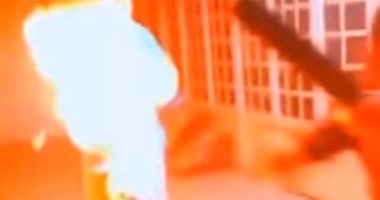 السلطات الكويتية تلقى القبض على مذيع أشعل النار فى ضيفه على الهواء