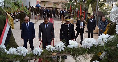 ​بالصور.. محافظ الغربية يضع إكليل الزهور على النصب التذكارى لشهداء الشرطة