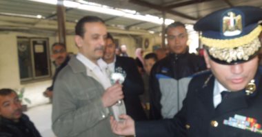 بالصور.. الداخلية توزع ورود وشيكولاتة على المواطنين بمناسبة عيد الشرطة