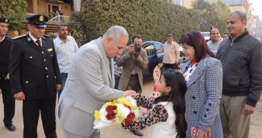 بالصور.. تلاميذ مدرسة أحمس الابتدائية يهنئون الضباط بعيد الشرطة بالأقصر