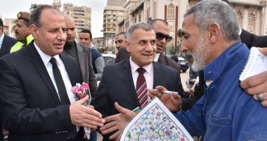 محافظ البحيرة ومدير الأمن يقدمان الزهور لأهالى دمنهور بمناسبة عيد الشرطة