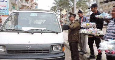 مديرية أمن دمياط تهدى المواطنين الورود والهدايا التذكارية فى عيد الشرطة