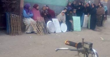 بالصور.. تزاحم المواطنين أمام المخابز بسبب تعطل "الصرف الآلى" بالقليوبية