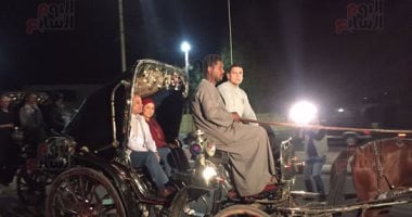 بالصور.. الرئيس السيسى فى جولة بـ"الحنطور" بشوارع أسوان
