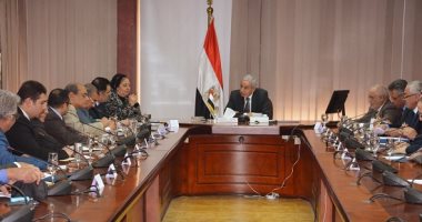 وزير التجارة والصناعة يبحث مع أعضاء شعبة المستلزمات الطبية مشكلات القطاع