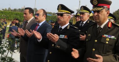 مدير أمن الإسكندرية يضع إكليل الزهور على النصب التذكارى لشهداء الشرطة