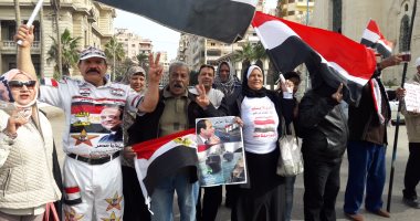 بالصور.. مواطنون ينظمون وقفة عند القائد إبراهيم لتهنئة الشرطة 