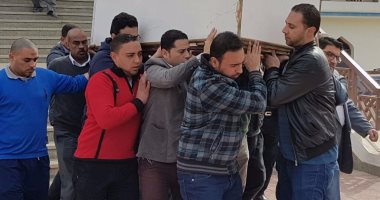 بالصور.. محمد على خير يشيع جنازة والدته