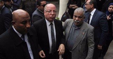 بالصور.. حلمى النمنم  يصل مسجد الفاروق لتأدية صلاة جنازة  على سيد حجاب
