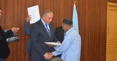 بالصور.. محافظ البحر الأحمر يكرم العامل المثالى وأصحاب المهن والجمعيات