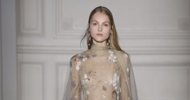 بالصور..دار أزياء Valentino يحقق حلم النساء.. ويكثف جرعة الأناقة 