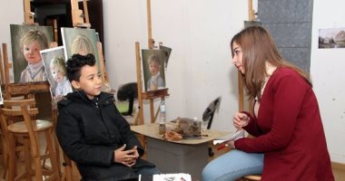 "معاذ" من الرسم على سلالم المترو لأول معرض فنى باسمه.. فنان مترو الجامعة يروى كيف تغيرت حياته.. التشكيلى "على الراوى" اكشتفه وشاركه معرضه.. والموهوب الصغير: بقيت نجم وأصحابى مبقوش يخاصمونى