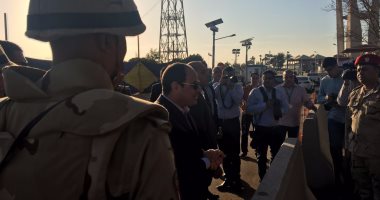 بالصور.. الرئيس السيسي يتفقد عناصر تأمين السد العالى بأسوان