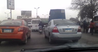 كثافات مرورية أعلى كوبرى 15 مايو بسبب التجمع المدرسى