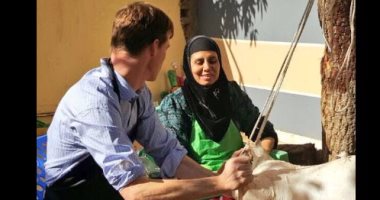 السفير البريطانى يصنع الزبد البلدى مع فلاحة مصرية
