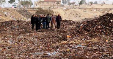بالصور.. رفع القمامة عن أرض المدرسة اليابانية بقويسنا فى المنوفية