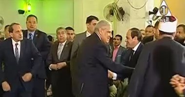بالفيديو.. أهالى أسوان يرحبون بالرئيس عقب أدائه صلاة الجمعة بالمسجد الجامع