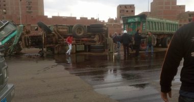 زحام مرورى بسبب انقلاب سيارة نقل ثقيل بطريق "مطروح - السلوم" الصحراوى