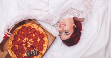 فى حفل زفاف وفوتوسيشن..العروسة أمريكية والعريس "بيتزا"