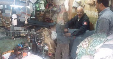 بالصور.. انقراض صناعة الأحذية بدمياط بسبب المنتجات الصينية وارتفاع أسعار خامات الجلود.. صاحب ورشة: 90% من الورش أغلقت.. وآخر: 150 ورشة فقط تعمل معظمها فى التصليح وليس الإنتاج