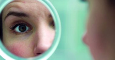 تعرف على أسباب الومضات والدموع المستمرة للعين عقب عمليات المياه البيضاء